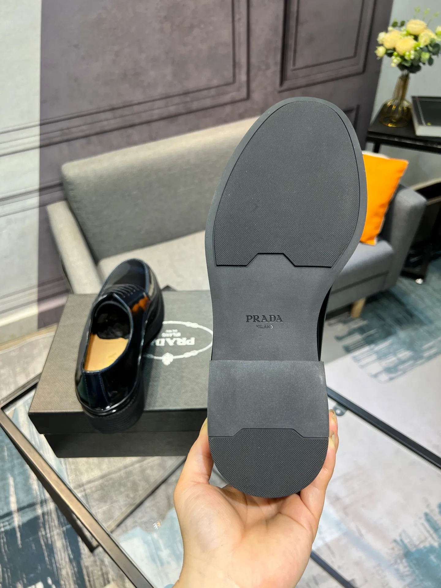 Men's clothing and shoes 💰860 Prada/Prada's new glossy leather loafers are made of open-edge beaded uppers imported from Italy, slip-on loafers style, large piece splicing design, durable and non-deforming, heavy-duty construction, exquisite mark stitching, same material ribbon decoration, blending classic and modern styles, lining with dyed calfskin, standard PRADA logo cowhide feet, original ultra-light matte texture and embossed leather outsole, light and not tired, excellent shock absorption effect, full foot comfort! Size: 39-44 (customized at 38.45)